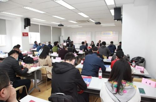 学员们认真聆听课程
